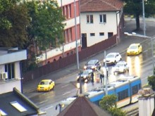 Чисто гол мъж седна по средата на бул."България" в София