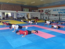 Лицеви опори и преси за "смърфовете" в залата по таекуондо