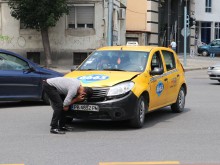 Такси се замеси в катастрофа в центъра на Пловдив