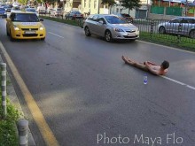 Хората откачиха, мъж се просна чисто гол в средата на възлов булевард