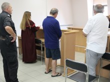 Първо в Plovdiv24.bg: Единият от братята-биячи на магистралата цъфна в съда по джапанки!