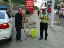 Дядо извървя 60 км, за да занесе пресни яйца на твърде заетия си внук