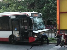 Автобус от ГТ се вряза в камион
