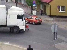 ТИР помете и уби на място пешеходка в Карнобат