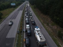 Огромно задръстване по затворената АМ "Тракия", коли в аварийната отново пречат