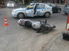 Кола отнесе моторист пред Търговската