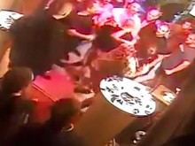 Брутално видео! Мутри вилняха в култов созополски бар, върнаха ни в 90-те години