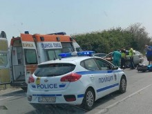 Катастрофа с моторист на изхода на Пловдив, има линейка и полиция