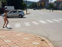 Чисто гола жена тръгна да пресича пешеходна пътека (СНИМКА 18+)