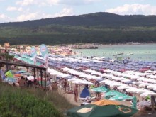 Туристи се оплакват от липсата на свободна зона за плажуване на Северния плаж в Приморско