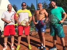 "Гола" снимка на Бойко Борисов предизвика лавина от коментари и колажи
