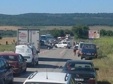 Зловеща катастрофа между трактор и джип затвори пътя Варна-Албена! Очевидци: Има жертва