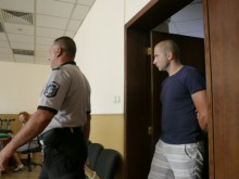 Този е пловдивският полицай, арестуван зрелищно с приятелката си!