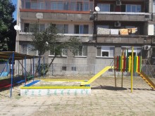 Продължава реновирането на детските площадки в "Северен"