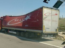 ТИР се обърна по АМ "Тракия" и разсипа част от товара си