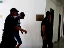 Водят сина на Найден Милков с белезници, грозят го от 5 до 15 години затвор