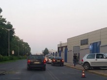Голф се вряза в спирка в Пловдив