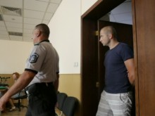 Пловдивският полицай, заловен като по филмите, остава в ареста