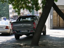 Джип на тротоара под носа на полиция и съд, до табела за "паяк"! Идилия!