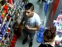 Видео показа как келеши свиват вафли и шоколади от магазин