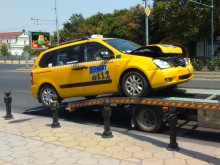 Такси на известна пловдивска фирма попадна в неприятна ситуация