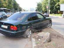 Шофьорът на БМВ-то, зрелищно забило се в оградата по "Васил Априлов", е избягал!