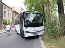 Кола засече автобус на "Руски"! Единият шофьор: Стана беля!
