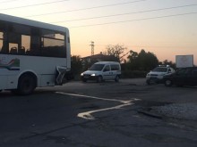 Катастрофа на пътя Асеновград-Пловдив, ударили са се кола и автобус