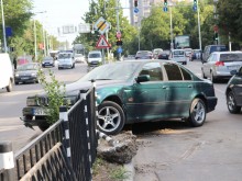 Ясно е кой е собственикът на БМВ-то, врязало се зрелищно в оградата на "Васил Априлов"!