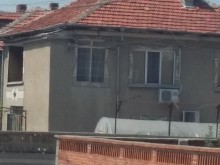 Само в Plovdiv24.bg: Патрулка пази къщата на пловдивчанин, в съседната - кметица и приятели си устроиха шумна музикална "оргия"!