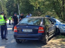 Автомобил връхлетя патрулка, докато полицаи сменят спукана гума