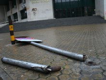 Младеж почти влезе в ТУ с автомобила си, след като изкърти колчета и знаци
