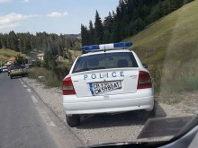 Патрулка с две регистрационни табели изумява в интернет