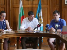 Засаждат трева на Главната, разпъват и екран за "небесни" филми