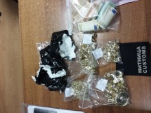 Митничари откриха кило златни накити в тайник на камион