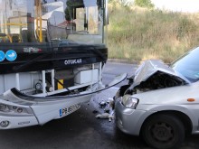 Автобус и автомобил се удариха челно в "Прослав"