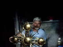 Църквата в Белозем с нов кръст, дело е на украински майстори