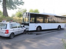 Шофьорът на автомобила е виновникът за удара с автобуса в "Прослав"