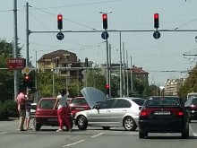 Катастрофа до Полиграфията затрудни временно трафика в района