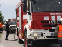 Край пловдивско село пламна товарен автомобил, превозващ бутилки с метан
