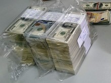 Баща използва сина си в опит за пренасяне на контрабандна валута