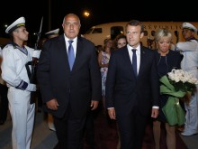 Премиерът Борисов посрещна френския президент Макрон с почетен шпалир