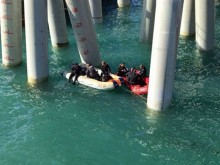 Автобус падна в морето от строящ се кей, загинаха много хора