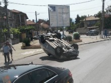 Автомобил се обърна по таван в пловдивско село