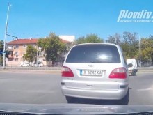 Катастрофа на косъм: Вижте този опасен джигит и се пазете от него