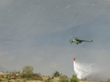 Хеликоптери от Крумово изляха 60 т вода над пожара в Кресненското дефиле
