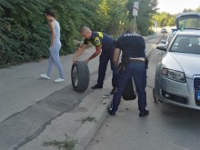 Полицаи се притекоха на помощ на закъсала млада дама