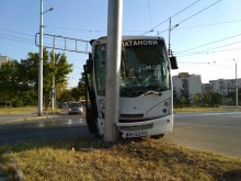 Автобус се заби челно в стълб на печално известно кръгово в "Тракия"