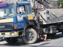 Мъж легна под аварирал камион в пловдивско кръстовище, показа завидна сръчност