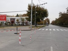 Опасно провиснали жици по оживен булевард в Пловдив - внимавайте!